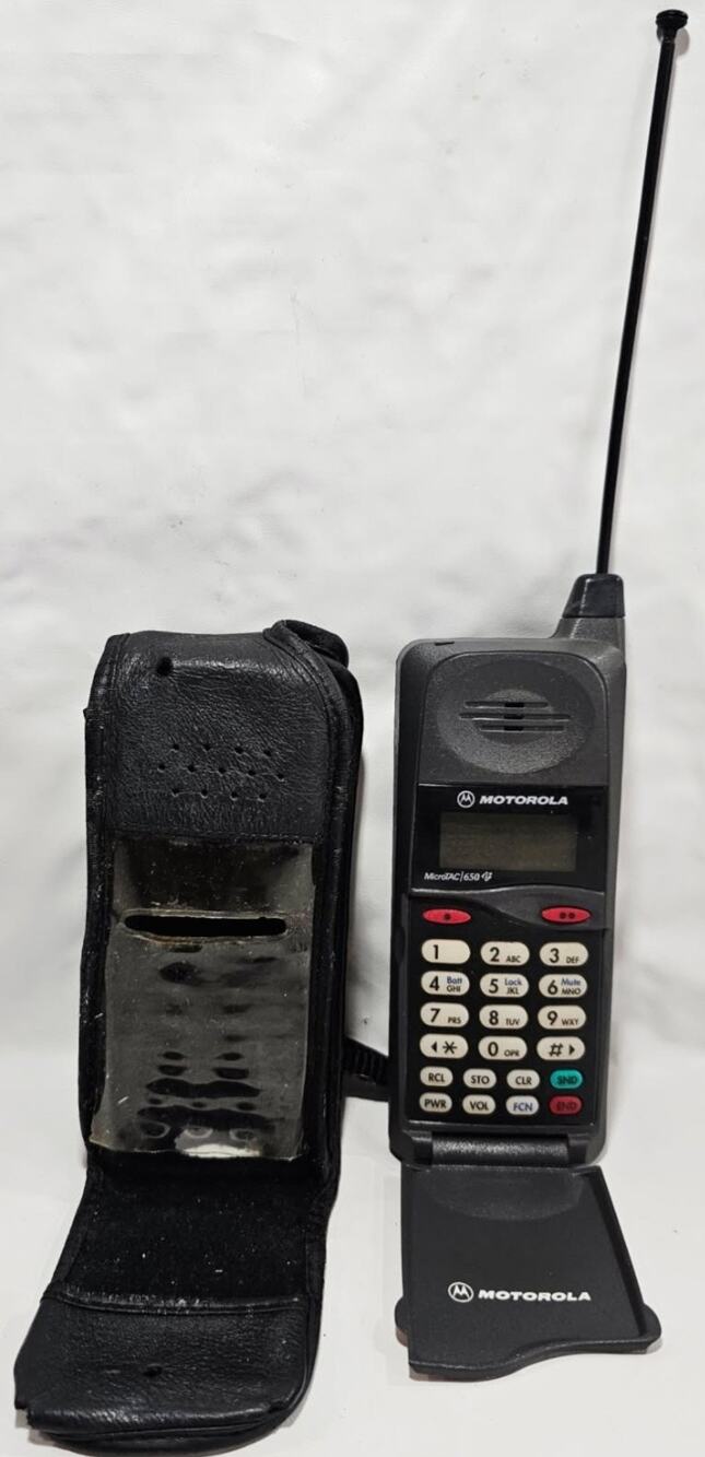 Vintage Motorola MicroTAC 650e Flip Cell Phone with Cover For Parts Untested